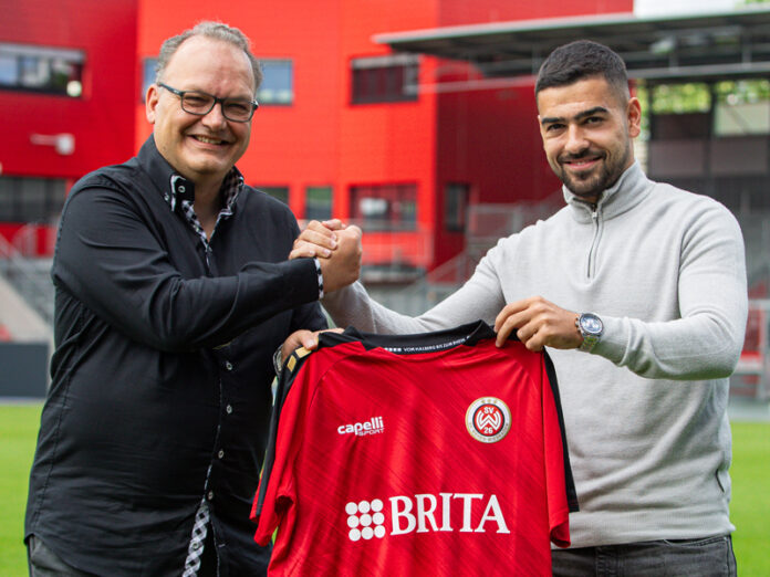 Auf gute Zusammenarbeit (v.l.): Nico Schäfer und Tarik Gözüsirin - Foto: SV Wehen Wiesbaden