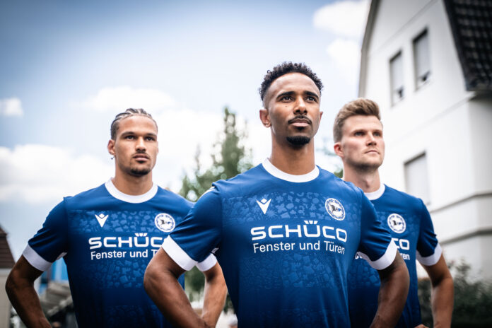 Präsentation des neuen DSC-Heimtrikots im Bielefelder Westen durch die Arminia-Neuzugänge Joel Felix (links) und Lukas Kunze (rechts) sowie Offensivspieler Noah Sarenren Bazee.