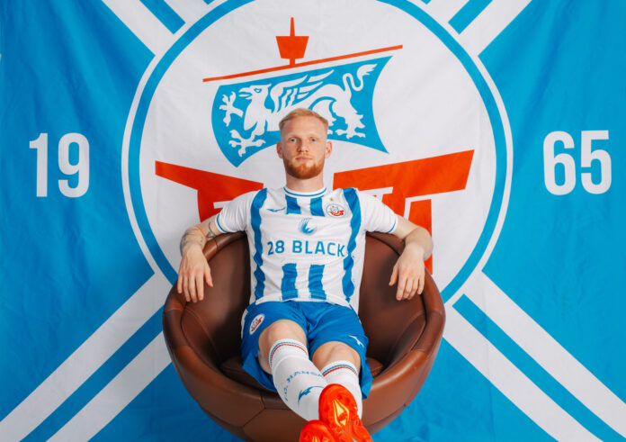 Hansa-Spieler Nils Fröling präsentiert das neue Trikot für die Saison 2024/25 Foto: F.C. Hansa Rostock