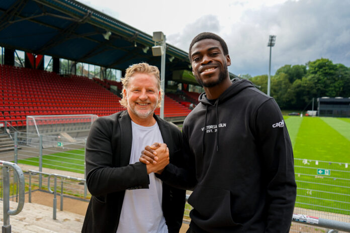 Stephan Küsters, Sportlicher Leiter Viktoria Köln, und Kwabenaboye Appiah Schulz, der Neuzugang aus Klagenfurt. Foto: Besnik Abazaj/Viktoria Köln