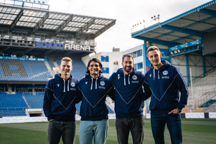 Cheftrainer Mitch Kniat (Zweiter von rechts) zusammen mit seinen Co-Trainern nach der Vertragsunterschrift (von links): Janik Steringer, Daniel Jara und Oliver Döking. - Foto: DSC Arminia Bielefeld GmbH & Co. KGaA